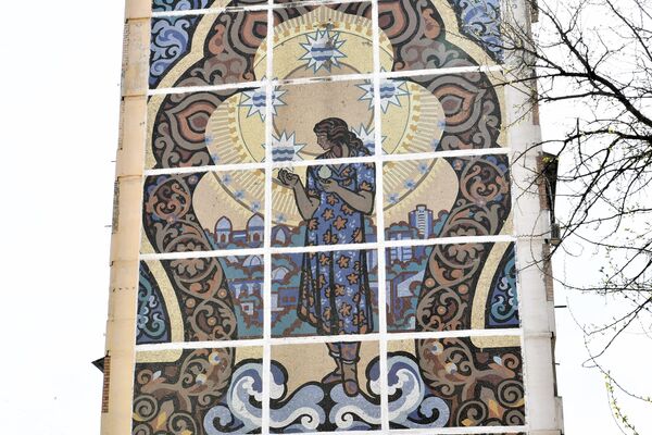 Тошкент шаҳрининг Сувсоз массивида жойлашган турар-жой биноларидан биридаги мозаикали панно - Sputnik Ўзбекистон