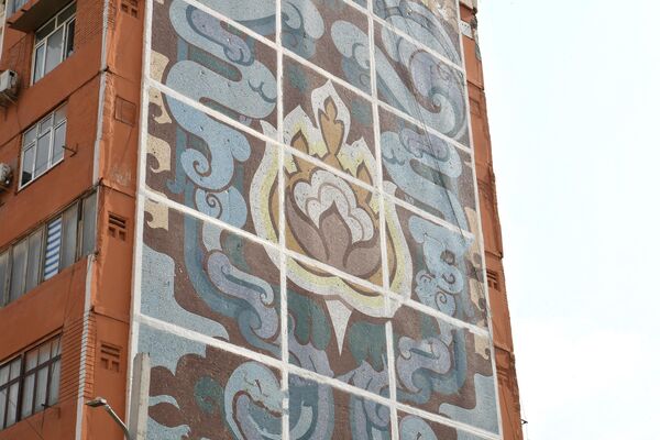 Toshkent shahrining Suvsoz massivida joylashgan turar-joy binolaridan biridagi mozaikali panno - Sputnik O‘zbekiston