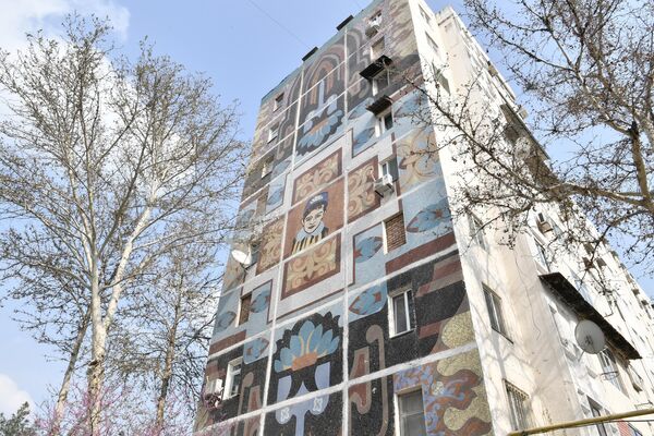 Мозаичное панно на одном из жилых домов на массиве Водник - Sputnik Узбекистан