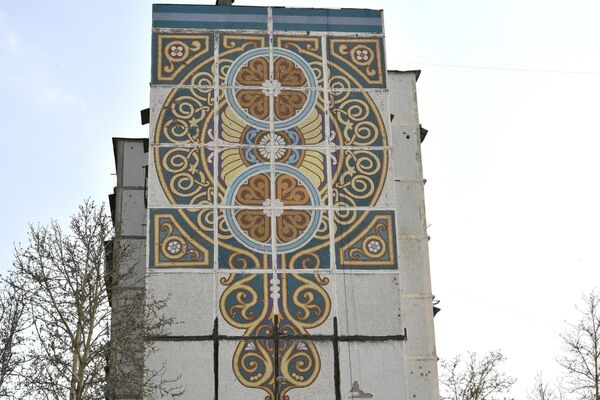 Тошкент шаҳри Тузел мавзеида жойлашган турар-жой биноларидан биридаги мозаикали панно - Sputnik Ўзбекистон