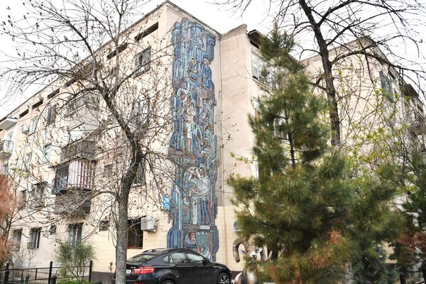 Toshkent shahri Tallimarjon 30 da joylashgan turar-joy binolaridan biridagi mozaikali panno - Sputnik O‘zbekiston