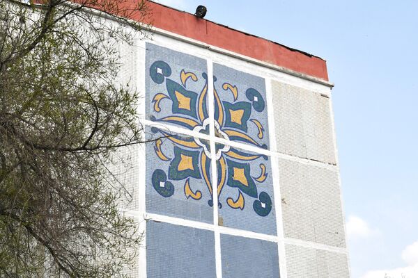 Toshkent shahri Tuzel mavzeida joylashgan turar-joy binolaridan biridagi mozaikali panno - Sputnik O‘zbekiston