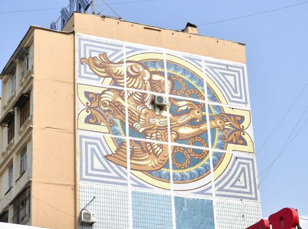 Тошкент шаҳри Тузел мавзеида жойлашган турар-жой биноларидан биридаги мозаикали панно - Sputnik Ўзбекистон