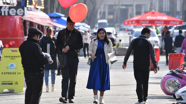 Люди гуляют в одном из парков  Ташкента - Sputnik Узбекистан