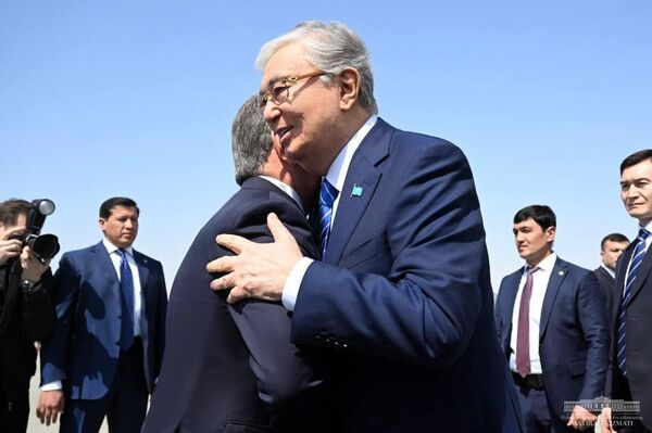 Президента Казахстана Касым-Жомарта Токаева, прибывшего в нашу страну с рабочим визитом, тепло встретили в Ургенче - Sputnik Узбекистан