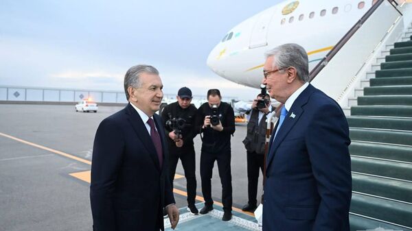В международном аэропорту Ургенча президента Казахстана проводил Шавкат Мирзиёев  - Sputnik Узбекистан