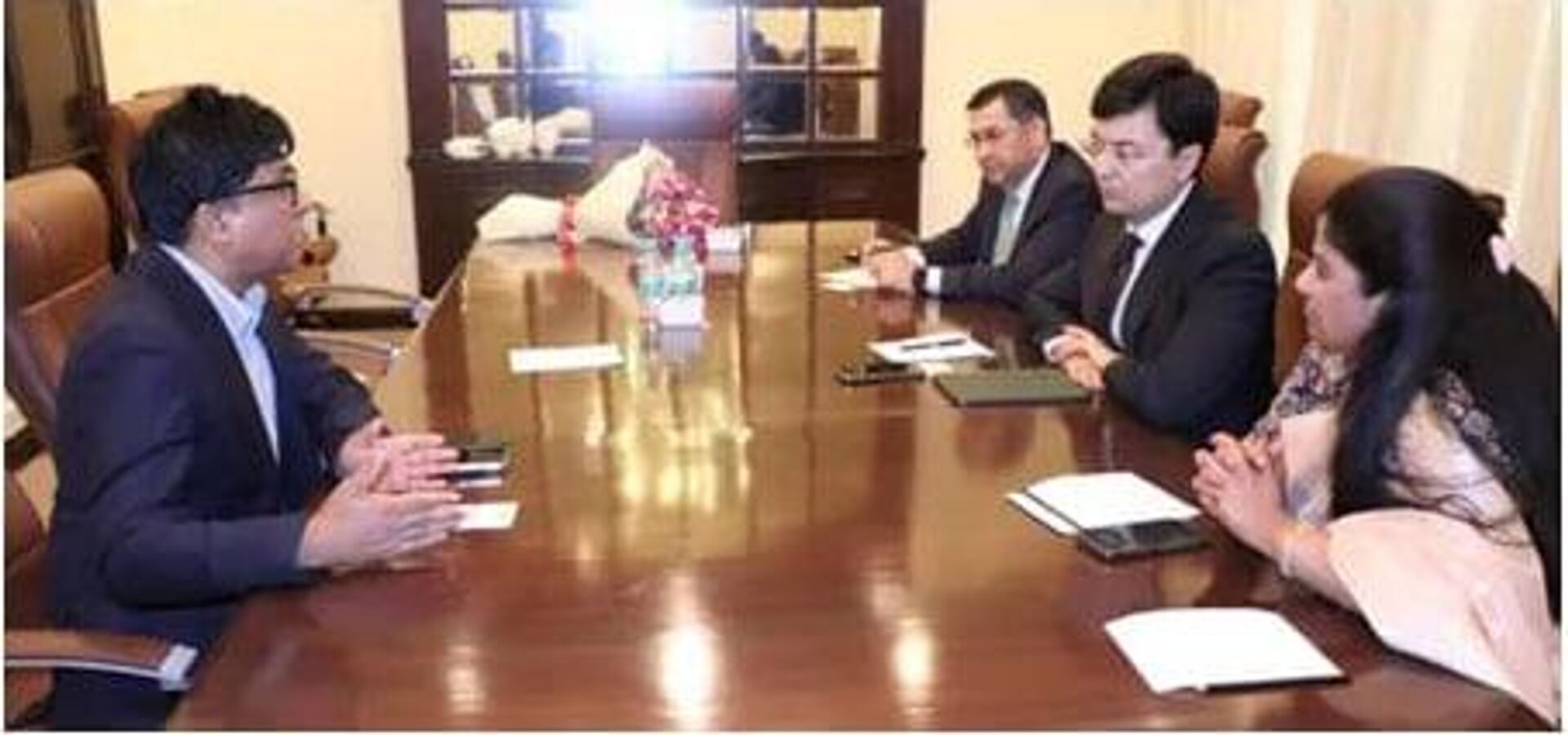 Узбекские дипломаты обсудили перспективы двустороннего сотрудничества с компаниями индийского штата Телангана - Sputnik Ўзбекистон, 1920, 07.04.2024