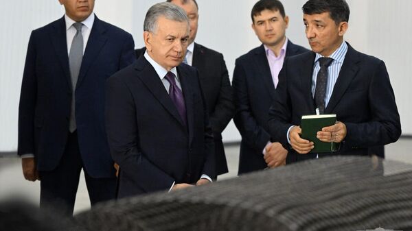 Президент Шавкат Мирзиёев прибыл в Джизакскую область. Первым пунктом программы поездки стал кластер Basalt Uzbekistan в Фаришском районе. - Sputnik Узбекистан