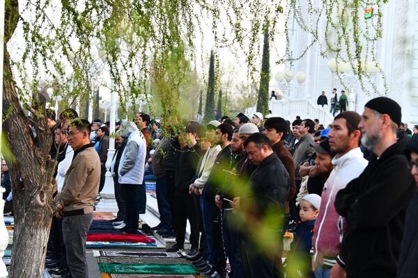 Праздничный намаз в Ташкенте по случаю праздника Рамазан хайит - Sputnik Узбекистан