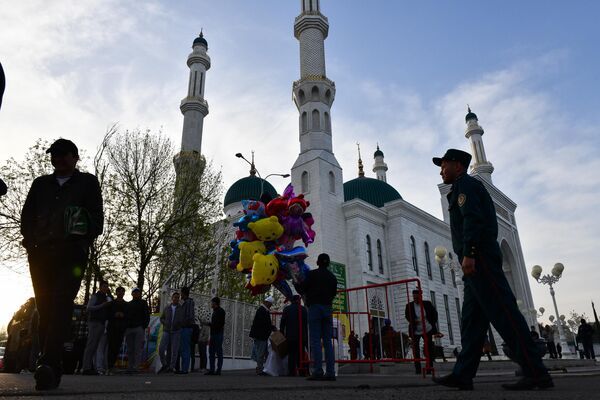 В Ташкенте совершили праздничный намаз по случаю праздника Рамазан хайит - Sputnik Узбекистан