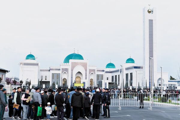 Большое количество верующих около мечети &quot;Ок уй&quot; в Мирабадском районе Ташкента - Sputnik Узбекистан