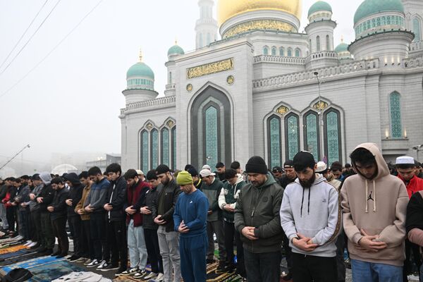 Верующие на богослужении  около московской Соборной мечети - Sputnik Узбекистан