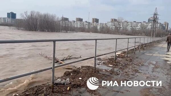 Voda na trotuare Uralskoy ulisi v Orenburge - Sputnik O‘zbekiston
