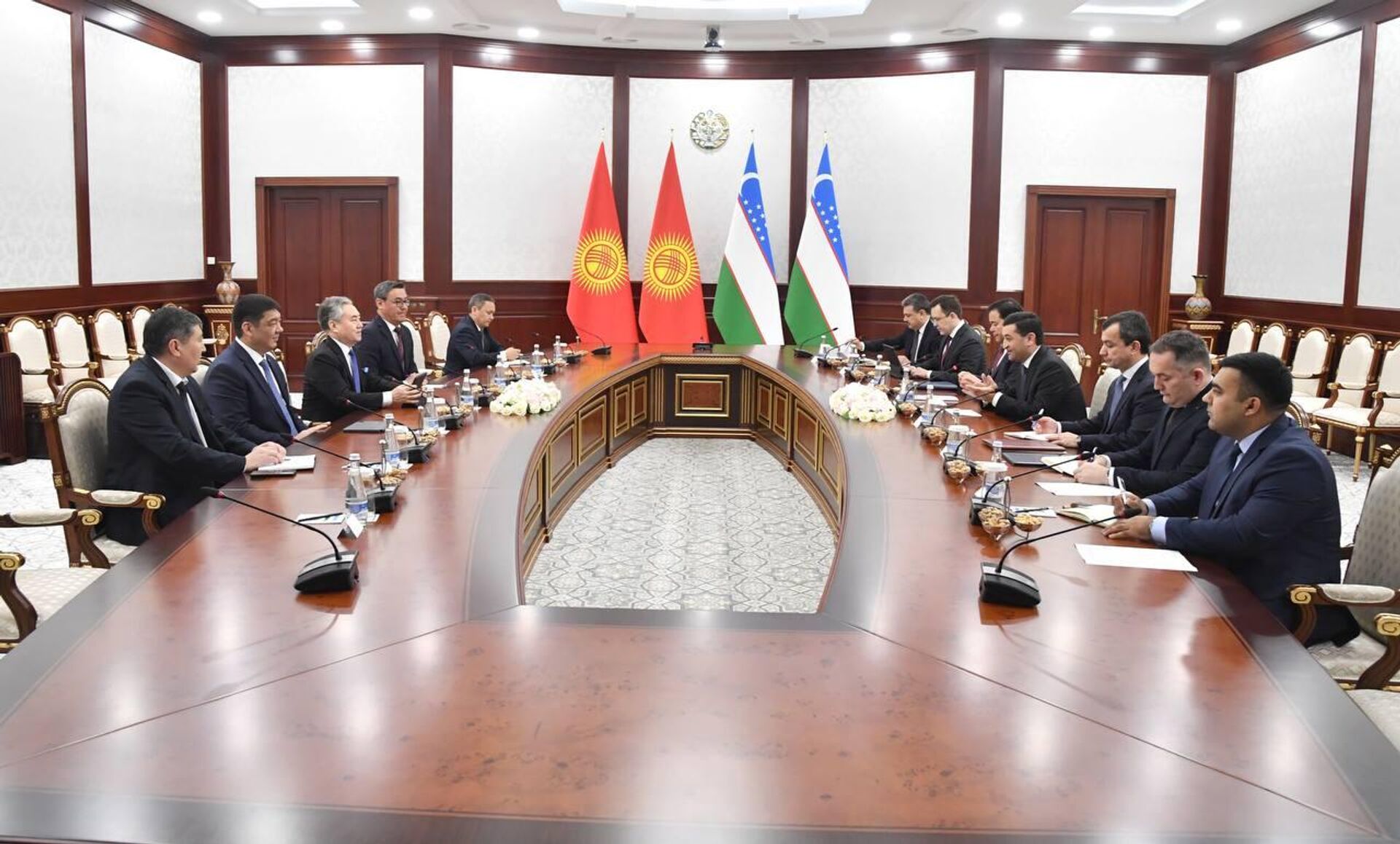 Министр иностранных дел Узбекистана провел встречу с министром иностранных дел Кыргызстана  - Sputnik Узбекистан, 1920, 14.04.2024