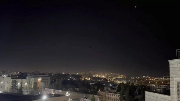 Работа системы ПВО в небе над Иерусалимом в ночь 14 апреля 2024 - Sputnik Узбекистан