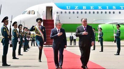 Эмомали Рахмон лично встретил Шавката Мирзиёева, прибывшего с государственным визитом в Таджикистан, передает пресс-служба главы РТ.