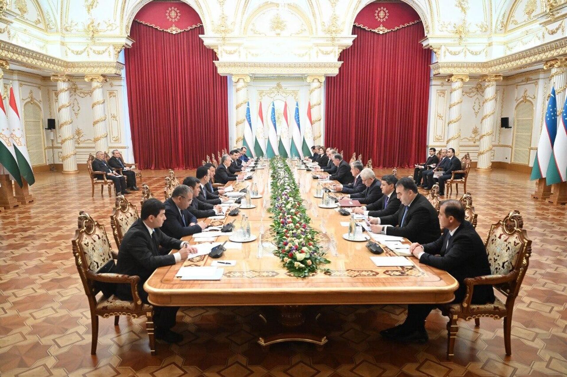 Переговоры президентов Таджикистана и Узбекистана в расширенном составе - Sputnik Ўзбекистон, 1920, 18.04.2024