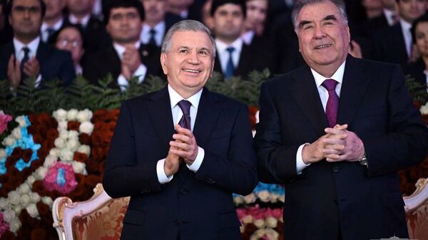 Prezident Uzbekistana Shavkat Mirziyoyev i Prezident Tadjikistana Emomali Raxmon vmeste posmotreli konsert - Sputnik O‘zbekiston