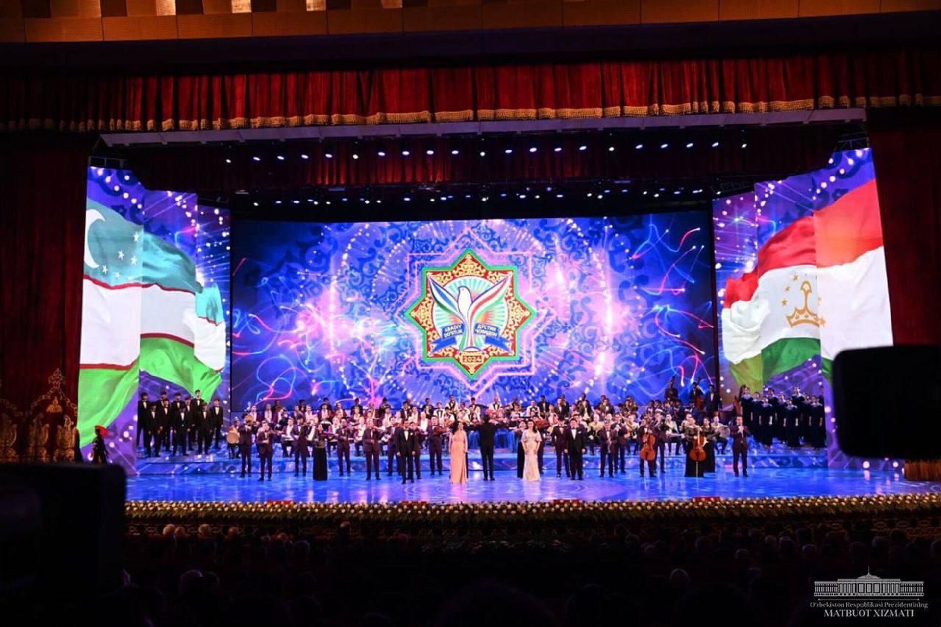 Prezident Uzbekistana Shavkat Mirziyoyev i Prezident Tadjikistana Emomali Raxmon vmeste posmotreli konsert - Sputnik O‘zbekiston, 1920, 19.04.2024