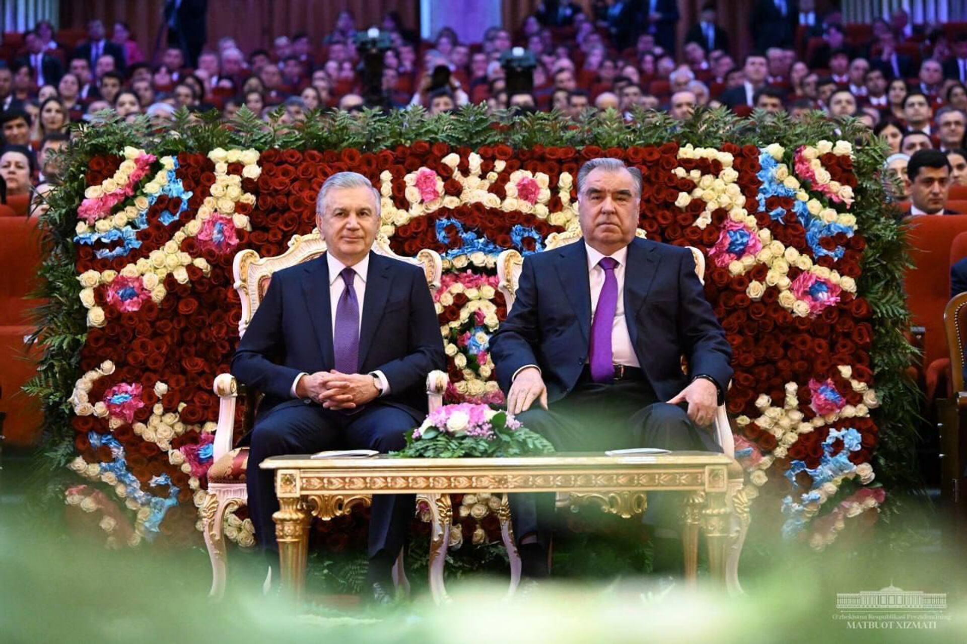 Президент Узбекистана Шавкат Мирзиёев и Президент Таджикистана Эмомали Рахмон вместе посмотрели концерт - Sputnik Ўзбекистон, 1920, 19.04.2024