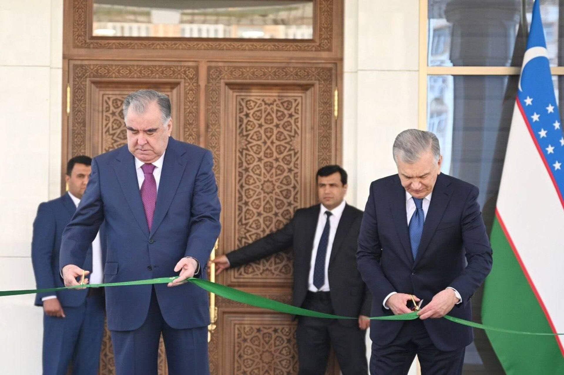 Шавкат Мирзиёев и Эмомали Рахмон открыли новое здание посольства Узбекистана в Душанбе - Sputnik Узбекистан, 1920, 19.04.2024