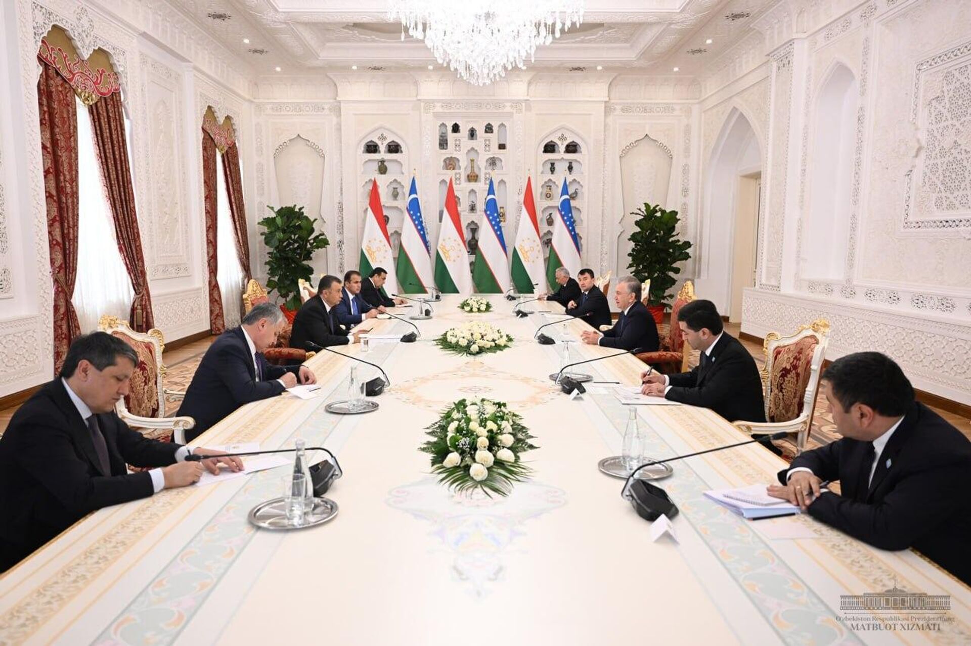 Встреча Шавката Мирзиёева с премьер-министром Республики Таджикистан Кохиром Расулзода - Sputnik Узбекистан, 1920, 19.04.2024