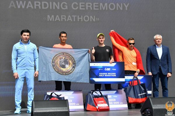 Награждение участников марафона в Ташкенте. - Sputnik Узбекистан