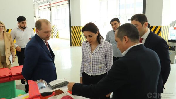 Министр ЕЭК посетила расположенные на территории технопарка три совместных химических предприятия - Sputnik Узбекистан