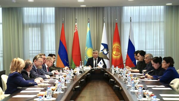 Арзыбек Кожошев: Энергетические перспективы ЕАЭС должны учитывать такие современные тренды, как переход к декарбонизации и приоритет климатической повестки - Sputnik Узбекистан