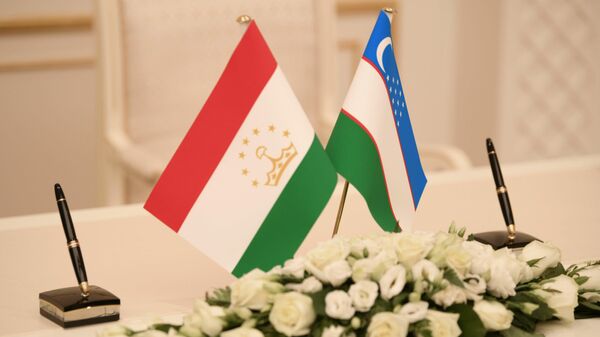 Flagi Uzbekistana i Tadjikistana - Sputnik O‘zbekiston