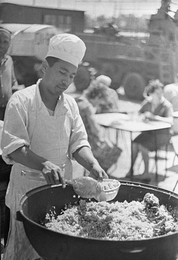 Ликвидация последствий разрушительного землетрясения в Ташкенте в 1966 году. Повар готовит обед для потерявших кров людей. - Sputnik Узбекистан