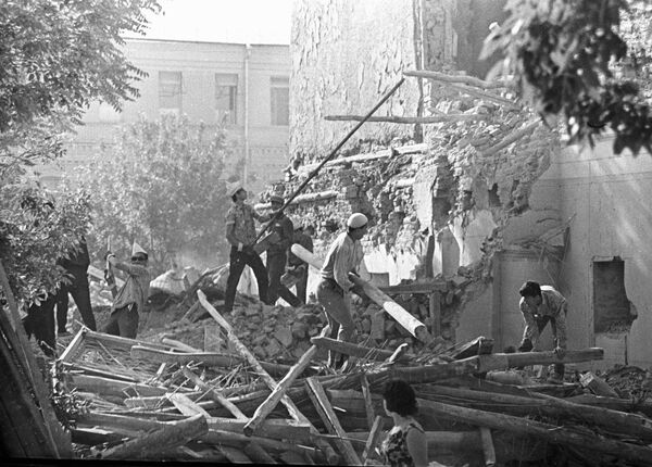 Ликвидация последствий разрушительного землетрясения в Ташкенте в 1966 году. Студенты помогают разбирать завалы. - Sputnik Узбекистан