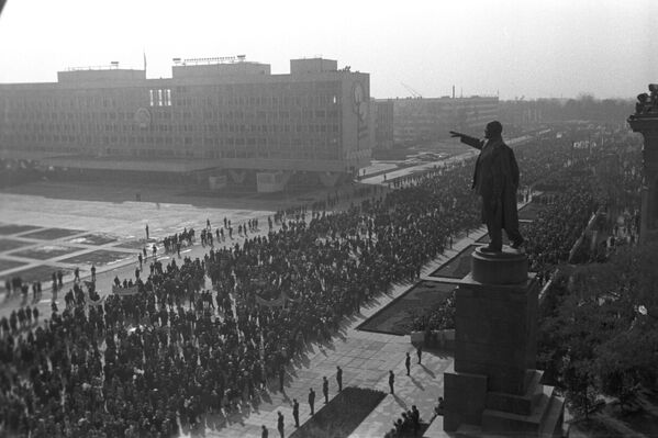 26 апреля 1971 года. Узбекская ССР. Праздничная демонстрация в честь восстановления города после землетрясения 1966 года. - Sputnik Узбекистан