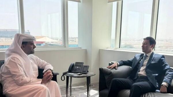 Посол Узбекистана Ашраф Ходжаев и глава авиакомпании Qatar Airways Бадр Мухаммад Аль-Мийр. - Sputnik Узбекистан