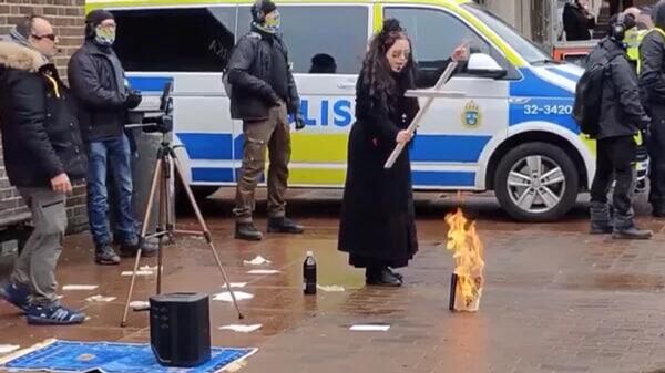 Акция с сожжением Корана в Швеции - Sputnik Узбекистан