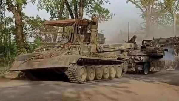 Evakuatsiya podbitogo tanka Abrams rossiyskimi voyskami. Kadr iz video - Sputnik O‘zbekiston