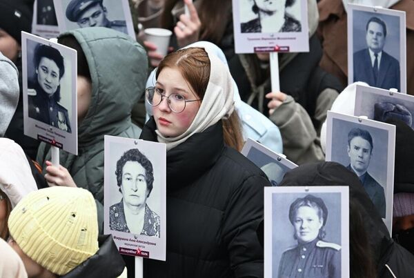 Qozon davlat tibbiyot universiteti hududidagi Ulug‘ Vatan urushida halok bo‘lgan Tatariston tibbiyot xodimlari yodgorligida &quot;O‘lmas polk&quot; aksiyasi, 06.05.2024. - Sputnik O‘zbekiston