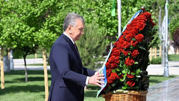 Президент Шавкат Мирзиёев посетил Парк Победы и возложил цветы к подножию памятника Ода стойкости. - Sputnik Узбекистан