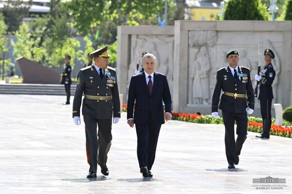 Prezident Shavkat Mirziyoyev posetil Park Pobedi i vozlojil sveti k podnojiyu pamatnika Oda stoykosti. - Sputnik O‘zbekiston