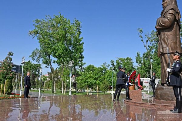 Президент Шавкат Мирзиёев посетил Парк Победы и возложил цветы к подножию памятника Ода стойкости. - Sputnik Узбекистан