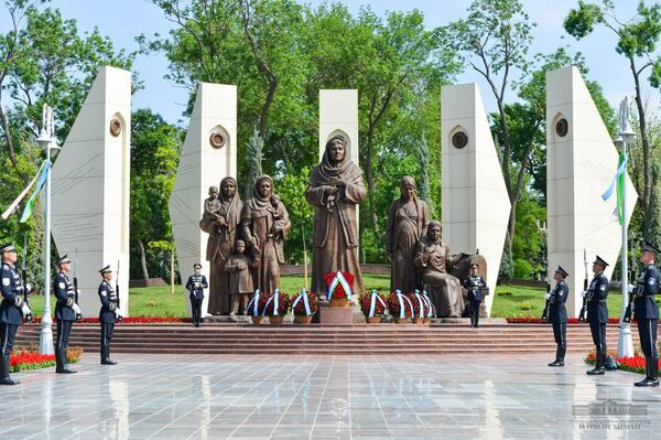 Prezident Shavkat Mirziyoyev posetil Park Pobedi i vozlojil sveti k podnojiyu pamatnika Oda stoykosti. - Sputnik O‘zbekiston