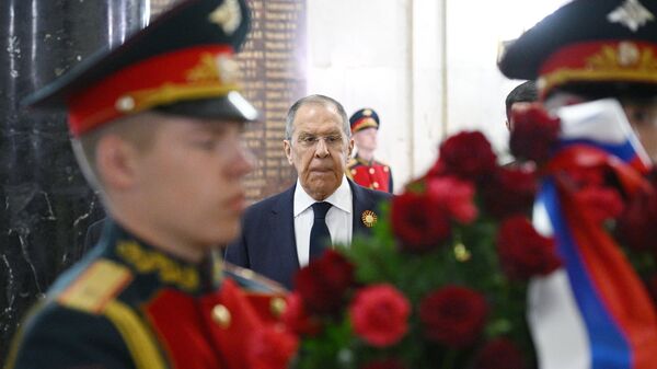 Глава МИД РФ С. Лавров возложил цветы по случаю Дня Победы - Sputnik Узбекистан