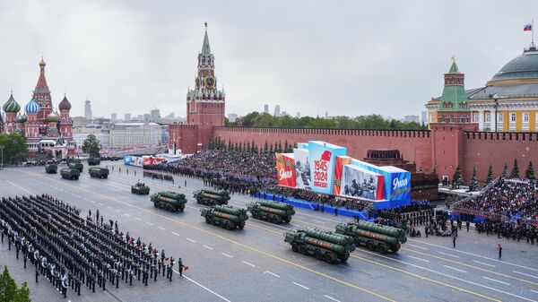 Avtonomnie puskovie ustanovki PGRK Yars na voyennom parade na Krasnoy ploshadi - Sputnik O‘zbekiston