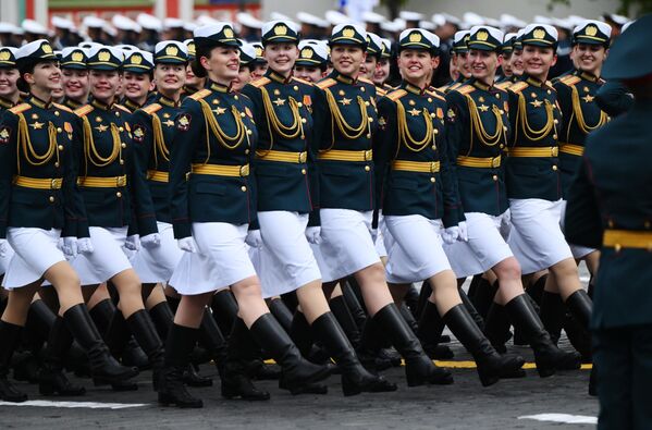 Курсантки военного университета Министерства обороны на военном параде на Красной площади  - Sputnik Узбекистан