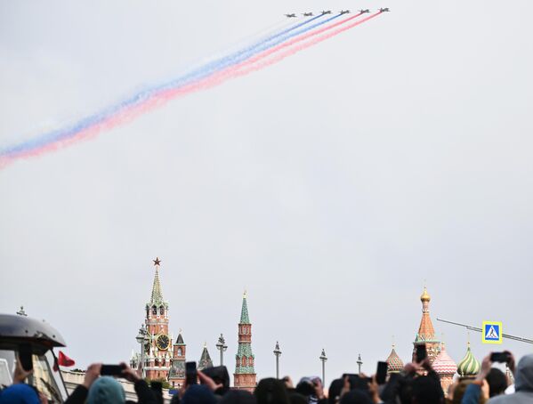 Су-25 самолётлари парадга ўзгача кўрк бағишлади - Sputnik Ўзбекистон