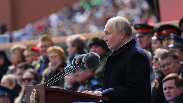 Президент РФ Владимир Путин выступает на параде в Москве - Sputnik Ўзбекистон