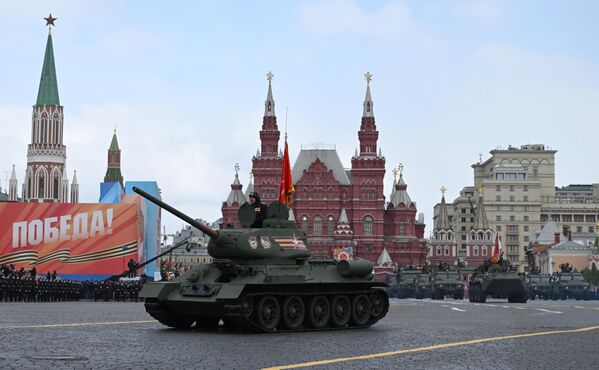 Танк Т-34-85 на военном параде на Красной площади - Sputnik Узбекистан
