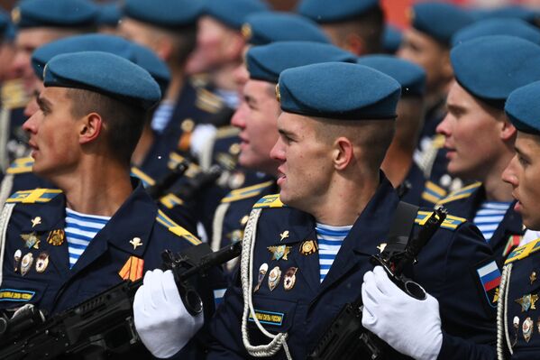 Курсанты на военном параде на Красной площади - Sputnik Узбекистан