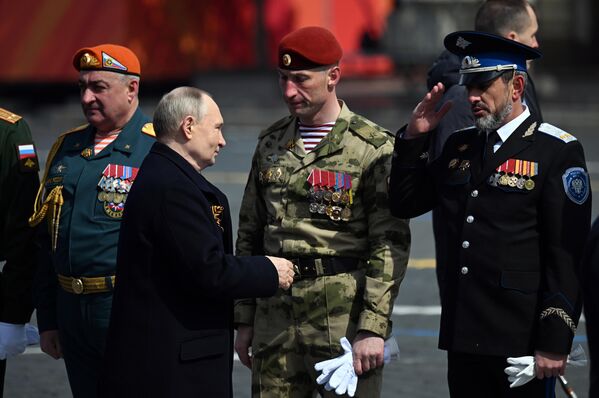Putin paraddan keyin maxsus harbiy operatsiya qatnashchilari bilan suhbatlashdi - Sputnik O‘zbekiston