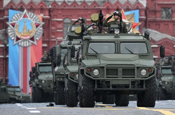 Бронеавтомобиль Тигр-М на военном параде на Красной площади - Sputnik Узбекистан